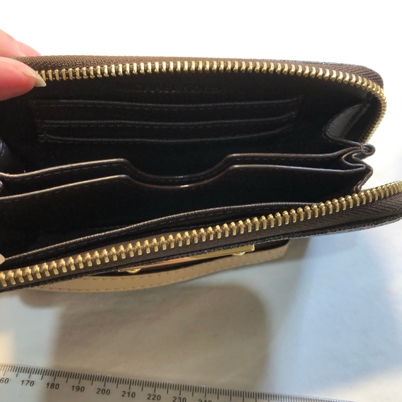 Micheal Kors Wallet Wristlet - Picture 6 of 13